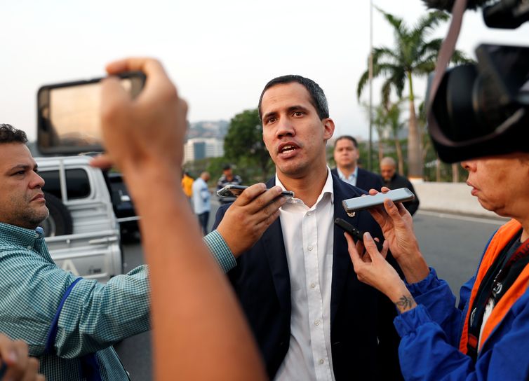 O líder da oposição venezuelana, Juan Guaidó, que muitos países reconheceram como governante provisório do país, fala à imprensa fora da Base Aérea &quot;La Carlota&quot;, em Caracas, Venezuela. 