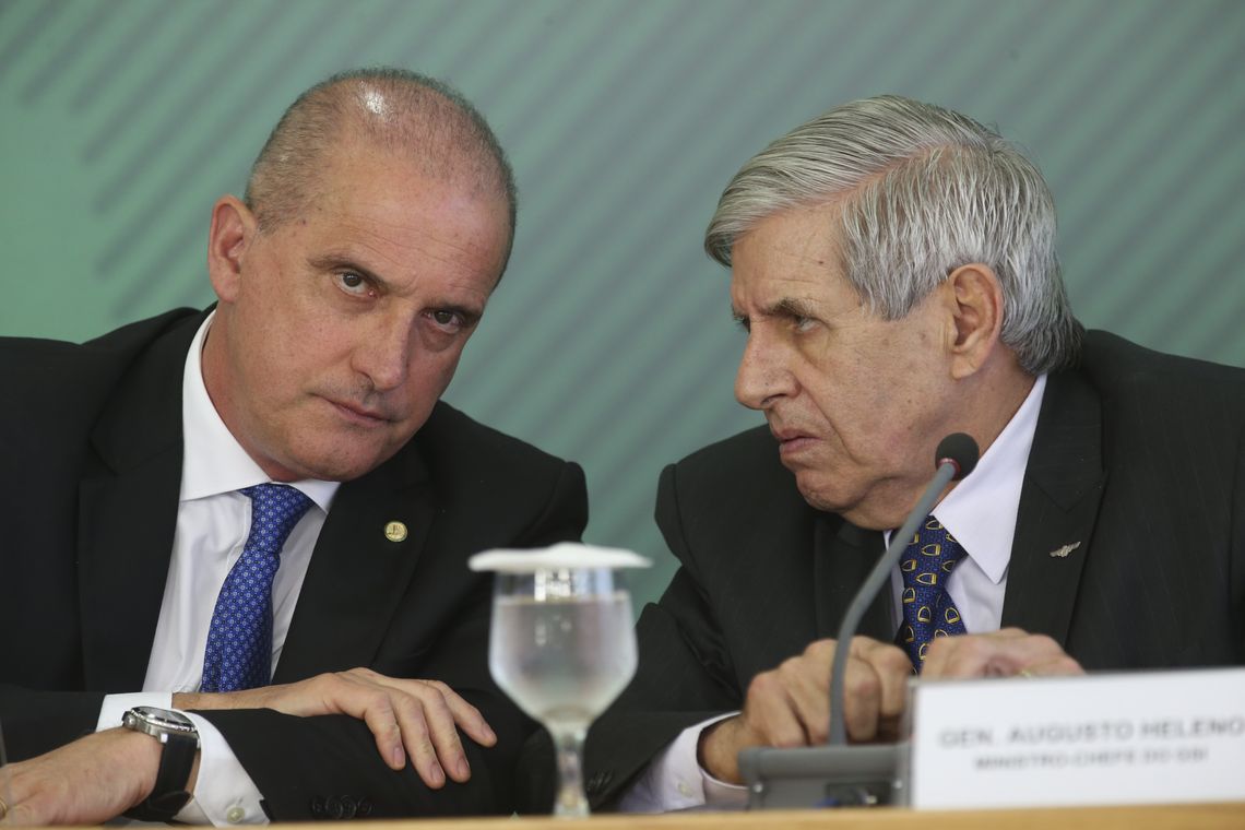 Antonio Cruz/Agência Brasil Os ministros da Casa Civil, Onyx Lorenzoni, e do GSI, General Augusto Heleno, anunciam novas medidas para atender o setor de transporte de cargas do país.