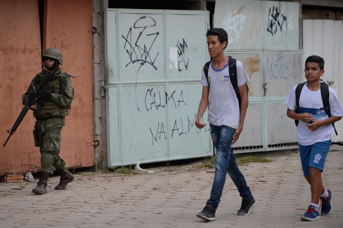 Fernando Frazão/Agência Brasil Rio de Janeiro - Fuzileiros Navais participam de operação de segurança na favela Kelson's, na zona norte do Rio de Janeiro (Fernando Frazão/Agência Brasil)