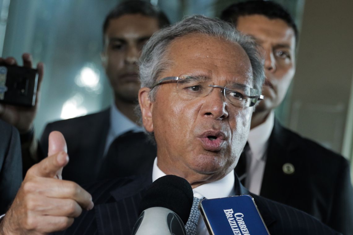 O presidente Jair Bolsonaro  e o ministro da economia, Paulo Guedes falam à imprensa 