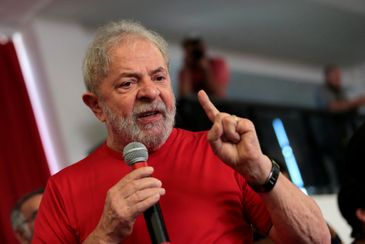 Ex-presidente Luiz Inácio Lula da Silva discursa no Sindicato dos Metalúrgicos do ABC, em São Bernardo do Campo, onde acompanha julgamento de recurso contra condenação no caso triplex do Guarujá (Reuters/Leonardo Benassatto/Direitos