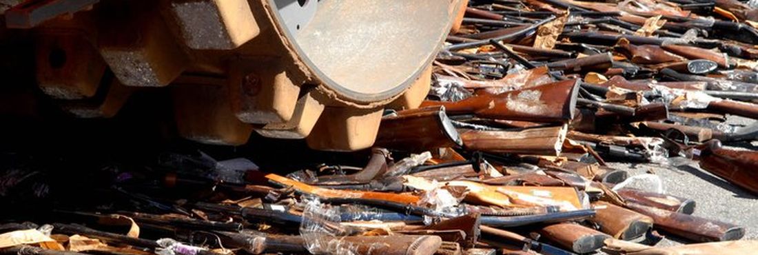 Destruição de armas Destruição das armas realizada pela Campanha Nacional do Desarmamento. Na sequência, material é encaminhado para incineração.