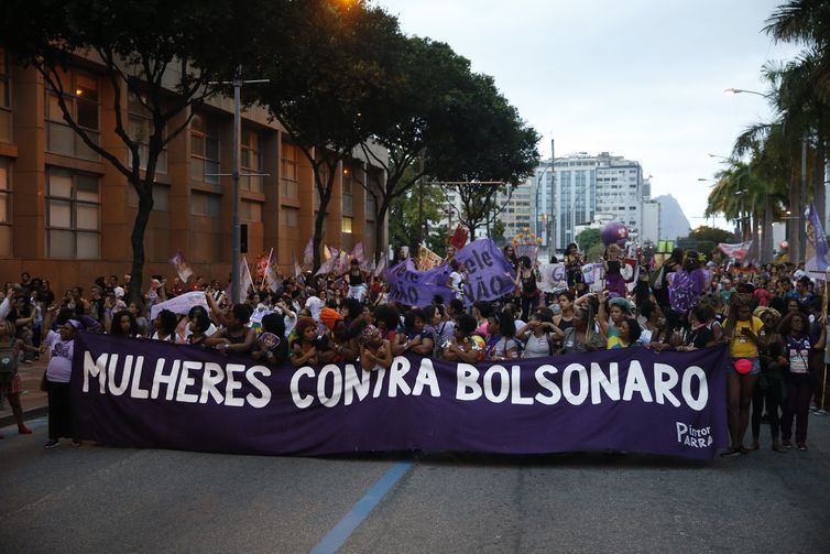 Mulheres protestam contra o presidencivel Jair Bolsonaro no centro do Rio. 