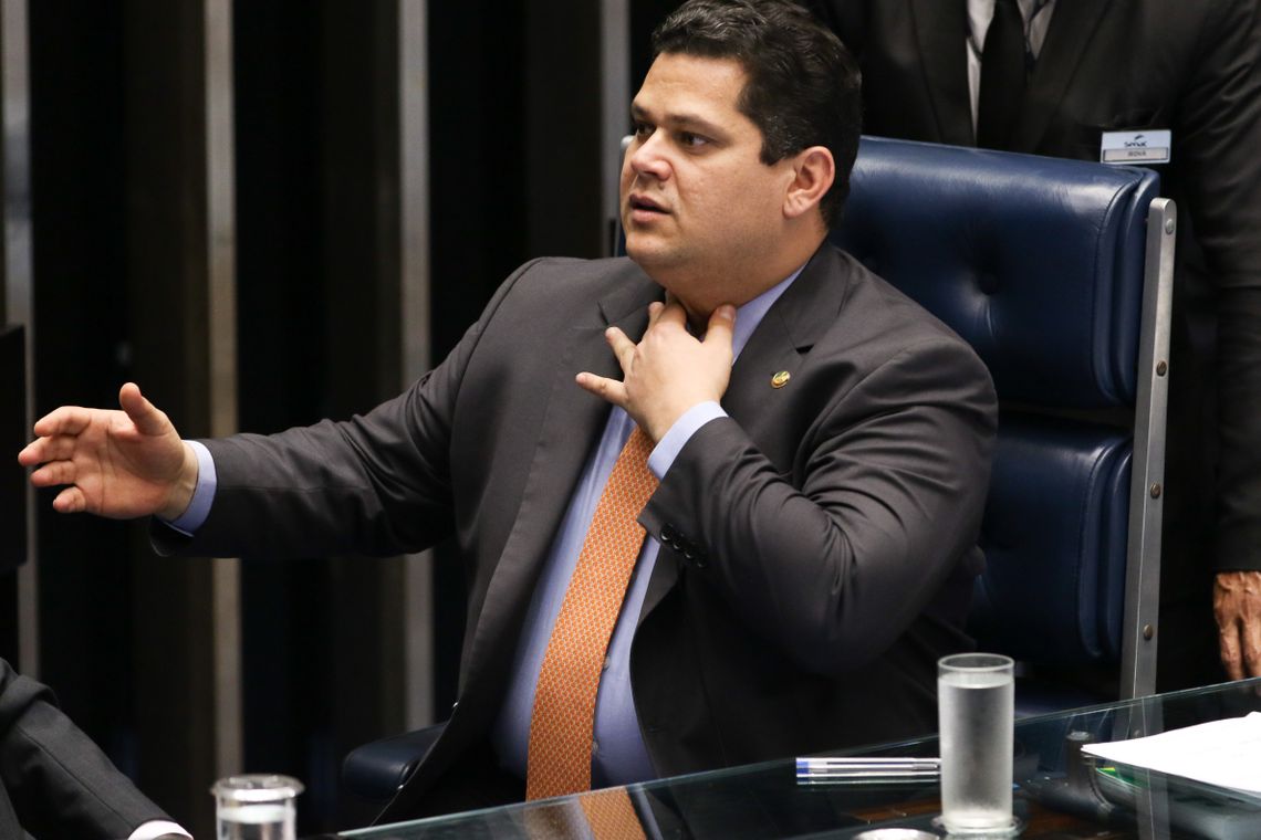 Fabio Rodrigues Pozzebom/Agência Brasil Presidente do Senado, Davi Alcolumbre, conversa com colegas antes do inicio da ordem do dia