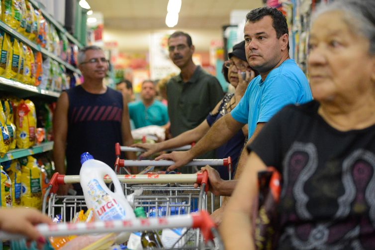 Vitória (ES) - Supermercados lotados com filas nos caixas e na entrada funcionam com horário reduzido (Tânia Rêgo/Agência Brasil)