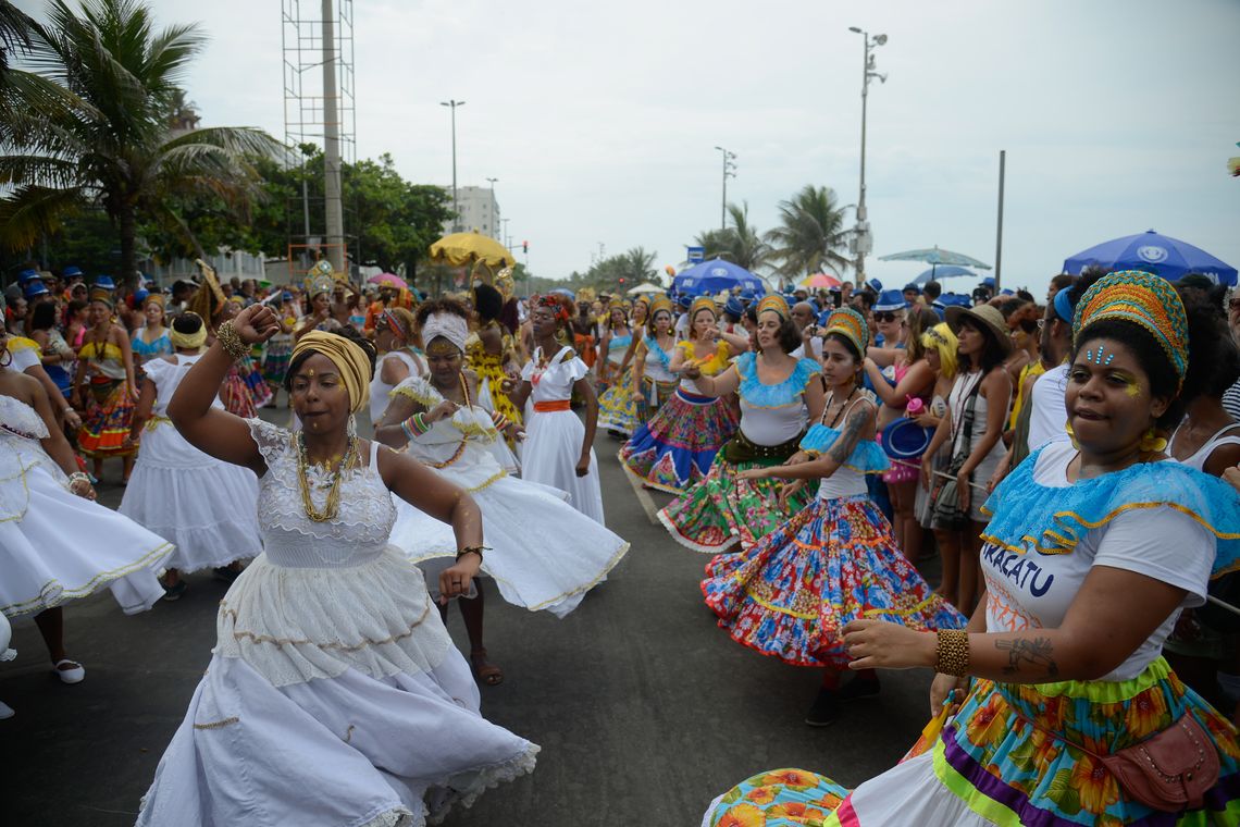 Fernando Frazão/Agência Brasil Rio de Janeiro – Bloco inspirado na temática recifense do Maracatu de Baque Virado leva batuque à orla de Ipanema (Fernando Frazão/Agência Brasil)