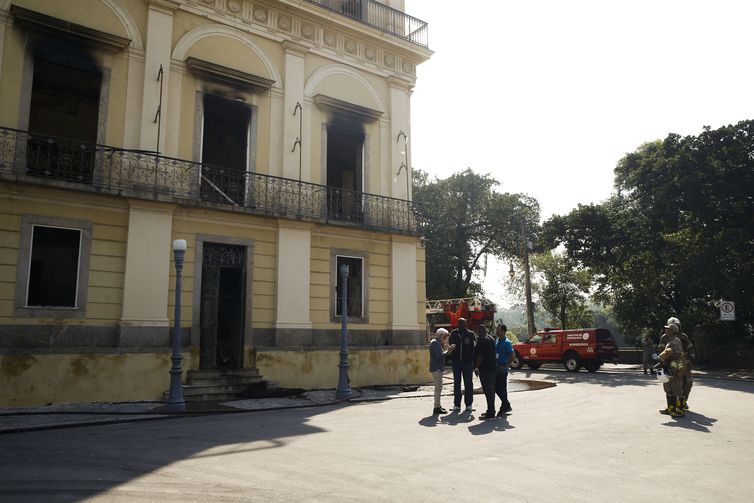 Bombeiros e Defesa Civil trabalham após incêndio no Museu Nacional, na Quinta da Boa Vista, na zona norte do Rio.