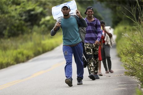 Marcelo Camargo/Agência Brasil Grupo de imigrantes venezuelanos percorre a pé o trecho de 215 km entre as cidades de Pacaraima e Boa Vista.