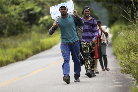 Grupo de imigrantes venezuelanos percorre a pé o trecho de 215 km entre as cidades de Pacaraima e Boa Vista.