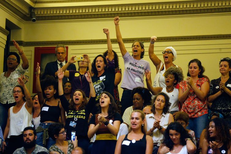 Público se manifesta enquanto vereadores votam na Câmara Municipal do Rio de Janeiro, em sessão extraordinária, projetos de lei de Marielle Franco, assassinada em março./Fernando Frazão/Agência Brasil Público se manifesta enquanto vereadores votam na Câmara Municipal do Rio de Janeiro, em sessão extraordinária, projetos de lei de Marielle Franco, assassinada em março.