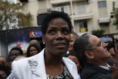 A advogada Valéria Lúcia dos Santos, que foi algemada e presa durante uma audiência no exercício da profissão, recebe apoio da OAB e colegas de profissão em frente ao Fórum de Duque de Caxias.
