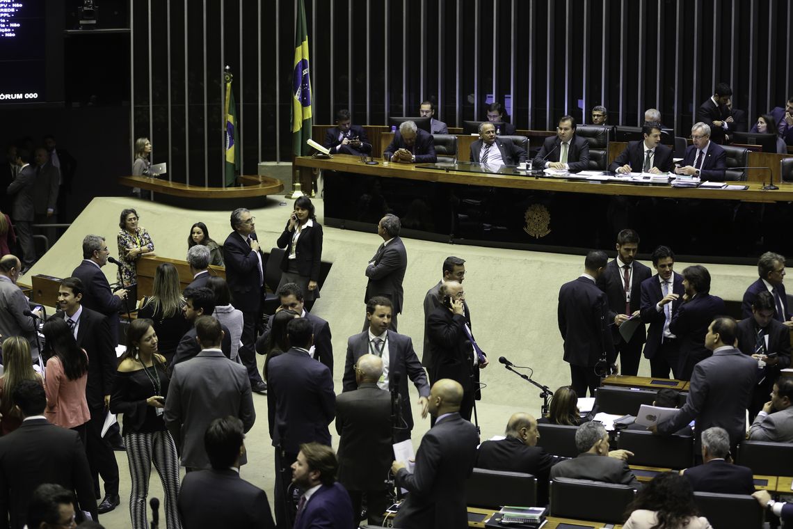 Plenário da Câmara dos Deputados debate o Projeto de Lei 8939/17, do deputado José Carlos Aleluia, que permite à Petrobras negociar até 70% de seus direitos de exploração de petróleo do pré-sal./Fabio Rodrigues Pozzebom/Agência Brasil Plenário da Câmara dos Deputados debate o Projeto de Lei 8939/17, do deputado José Carlos Aleluia, que permite à Petrobras negociar até 70% de seus direitos de exploração de petróleo do pré-sal.