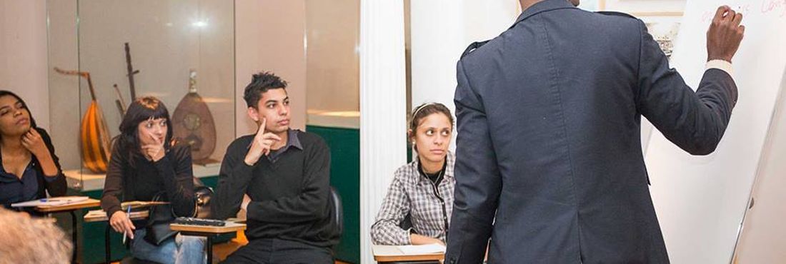 Refugiados ensinam idiomas e compartilham experiências no Abraço Cultural Refugiados ensinam idiomas e compartilham experiências no Abraço Cultural