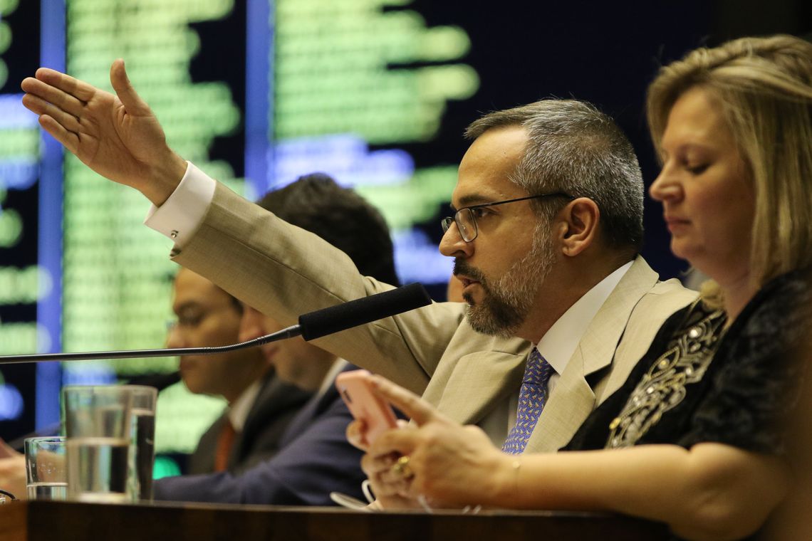 Fabio Rodrigues Pozzebom/Agência Brasil O ministro da Educação, Abraham Weintraub, na Câmara dos Deputados para detalhar como será feito o bloqueio de verbas de universidades públicas e institutos federais. O ministro foi convocado para falar sobre bloqueio de recursos.