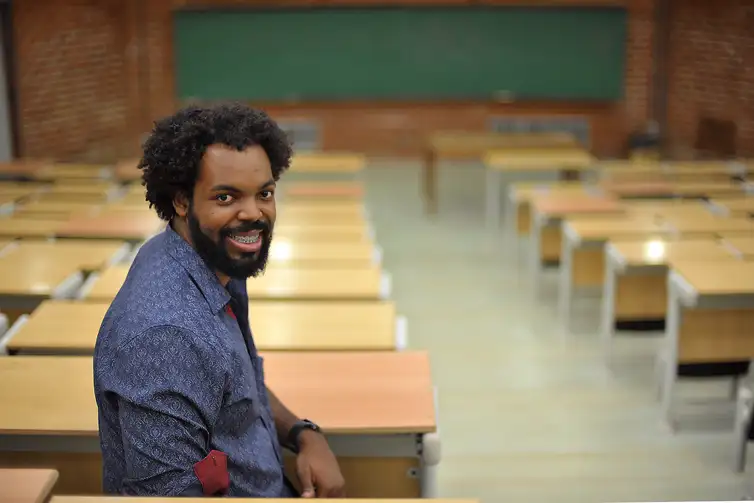 “As ações afirmativas produziram algo que é realmente inédito na universidade, que é trazer esse olhar diverso para dentro da academia”, avalia o cientista político Derson Maia. Fotografia: Marcello Casal Jr/Agência Brasil