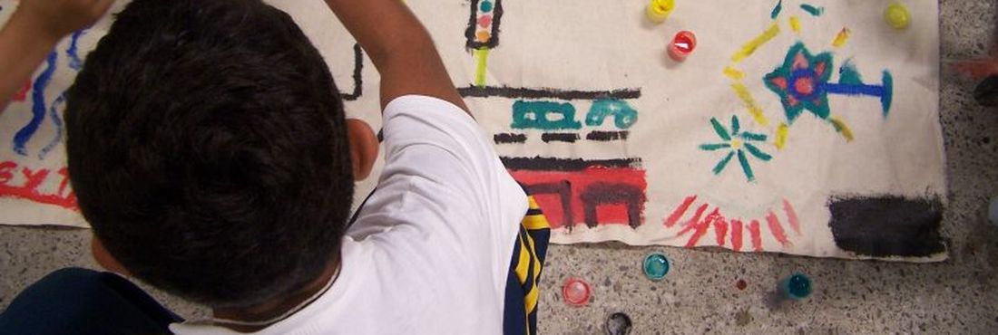 Criança escola pedagogia Criança faz atividade de pintura