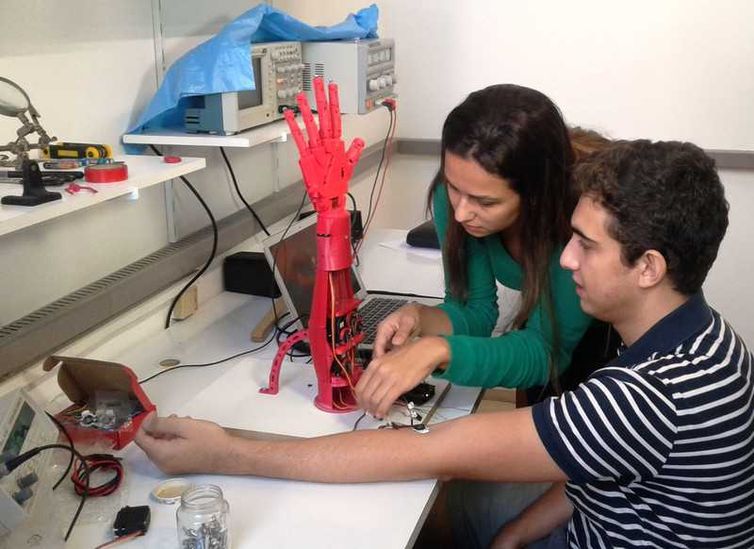 Projeto REACH/Divulgação Marcela Tuller, mestre em engenharia de telecomunicações, e Artur Neves, estudante de medicina