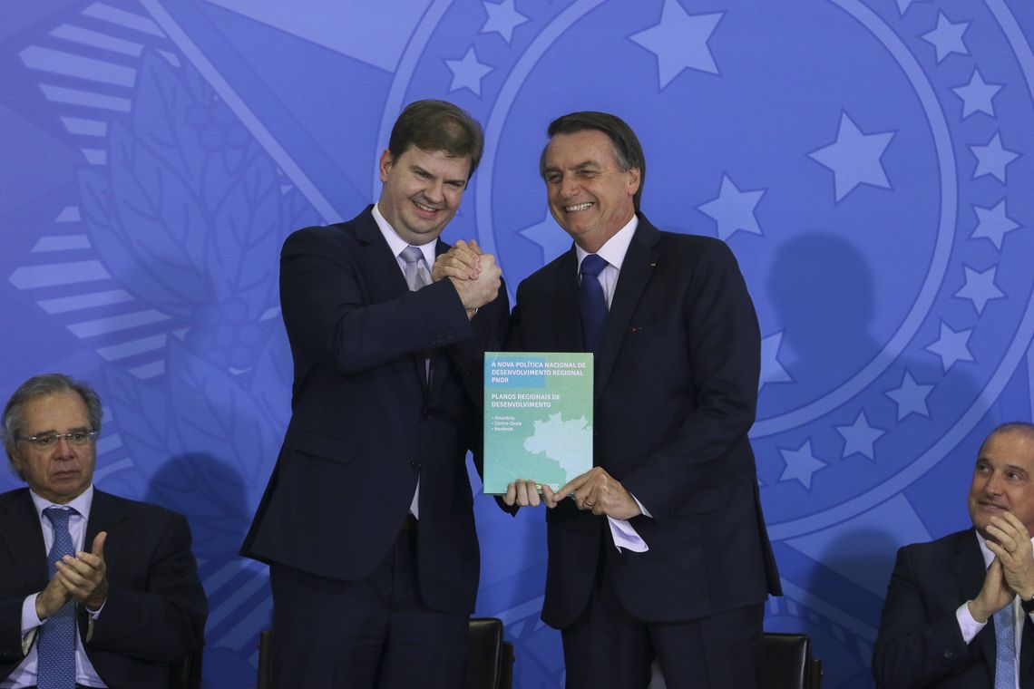 Valter Campanato/Agência Brasil O ministro do Desenvolvimento Regional, Gustavo Canuto, e o presidente Jair Bolsonaro durante cerimônia da entrega Oficial dos Planos Regionais da Amazônia, do Nordeste e do Centro-Oeste.
