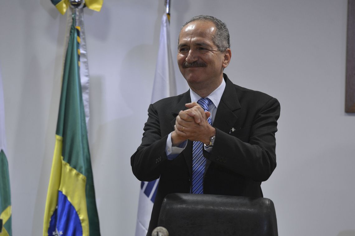 02 15:51:38 O novo ministro da da Ciência, Tecnologia e Inovação, Aldo Rebelo, recebe o cargo de seu antecessor, Clelio Campolina Diniz, em solenidade no CNPq (Valter Campanato/Agência Brasil)