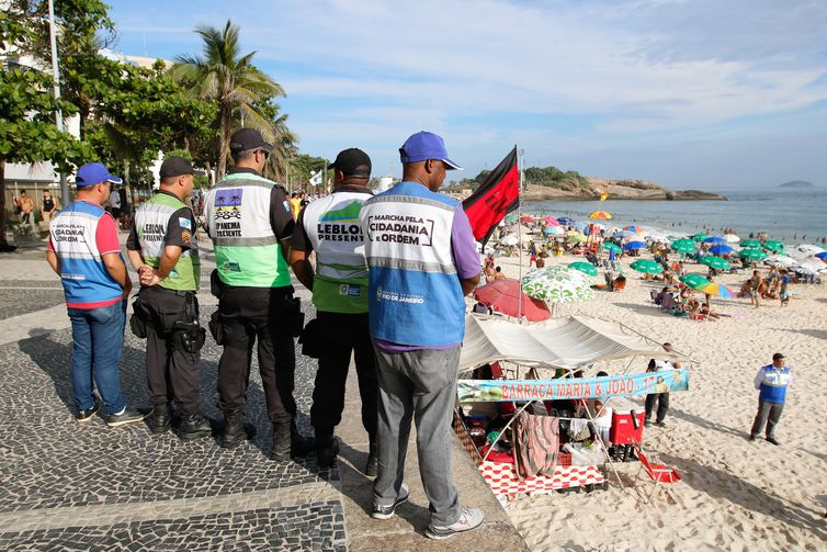 Fernando Frazão/Agência Brasil Agentes de segurança atuam na Operação Verão da Marcha Pela Cidadania e Ordem, e do Segurança Presente, no Arpoador.