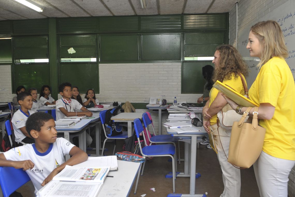 Escolas públicas de ensino básico em vários municÃpios brasileiros recebem a visita do Ministério Público pelo programa MPEduc. Aqui, integrantes do programa conversam com alunos do Centro de Ensino Fundamental 11