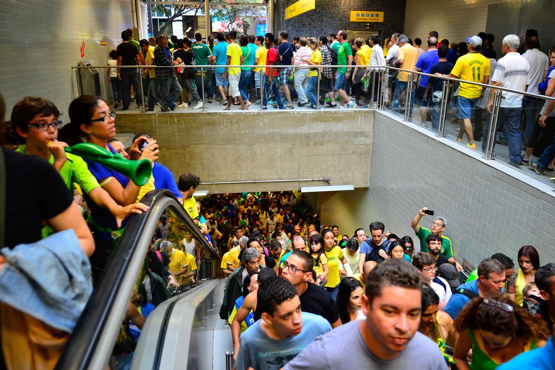 Rovena Rosa/Agência Brasil São Paulo - Manifestação na Avenida Paulista, região central da capital, contra a corrupção e pela saída da presidenta Dilma Rousseff (Rovena Rosa/Agência Brasil)