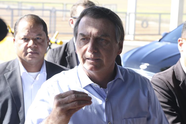 O presidente Jair Bolsonaro fala Ã  imprensa no PalÃ¡cio da Alvorada.