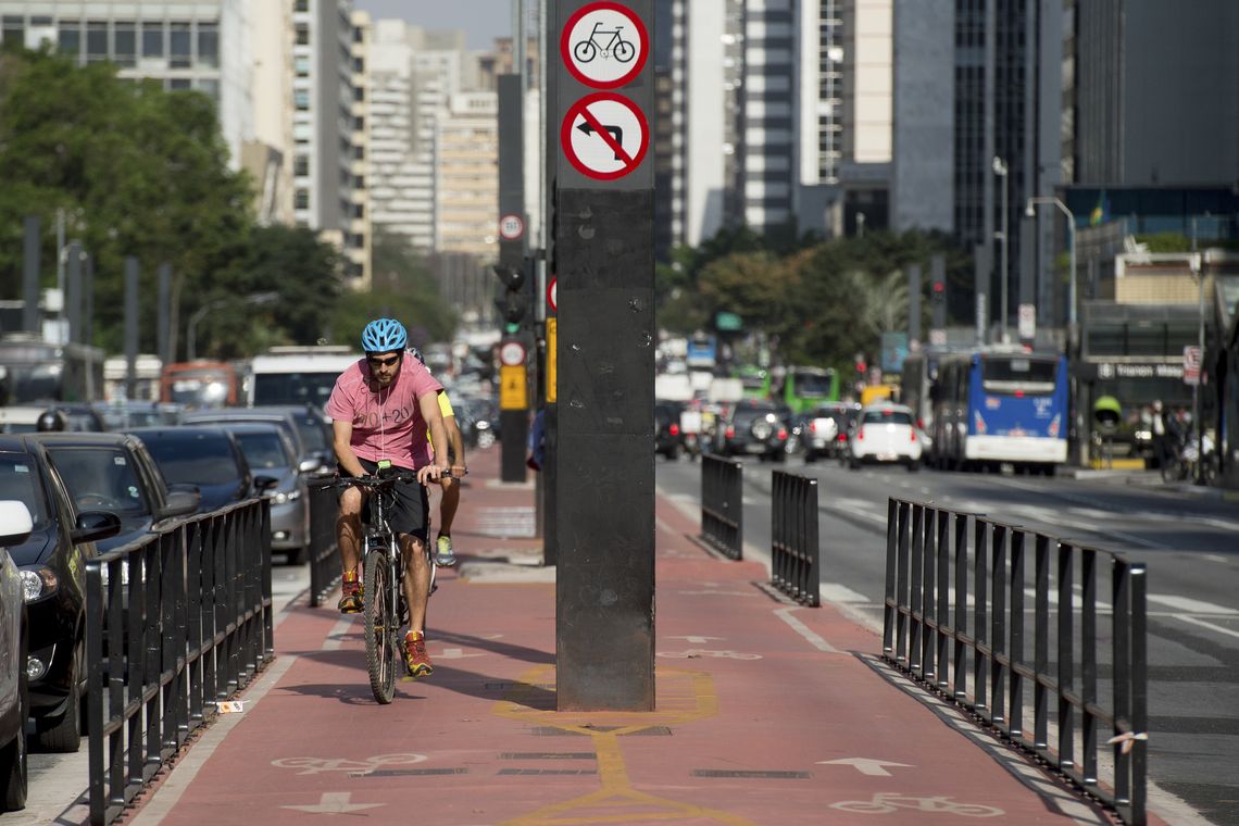 Marcelo Camargo/Agência Brasil Com 2,7 quilômetros de extensão e ligação com 11 outras ciclovias, a ciclovia da Avenida Paulista permite que o ciclista percorra vias exclusivas da Zona Oeste até a Zona Sul da cidade (Marcelo Camargo/Agência Brasil)