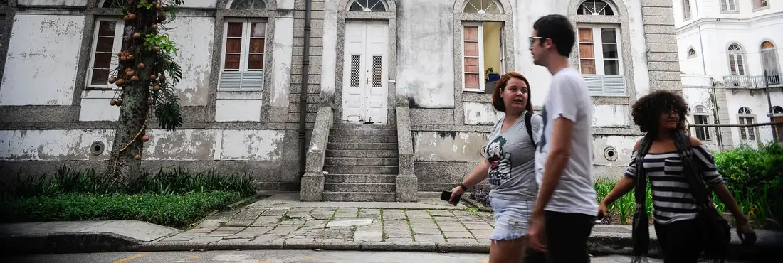 UFRJ suspende atividades por falta de pagamentos de funcionários terceirizados de limpeza, vigilância e manutenção UFRJ suspende atividades por falta de pagamentos de funcionários terceirizados de limpeza, vigilância e manutenção