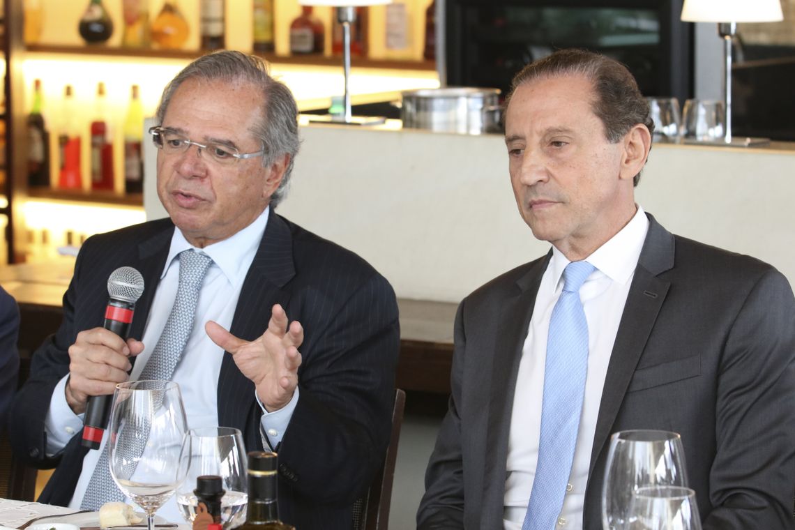 Rovena Rosa/Agência Brasil O ministro da Economia, Paulo Guedes, e o presidente da Fiesp, Paulo Skaf, participam de almoço com empresários na Fiesp.