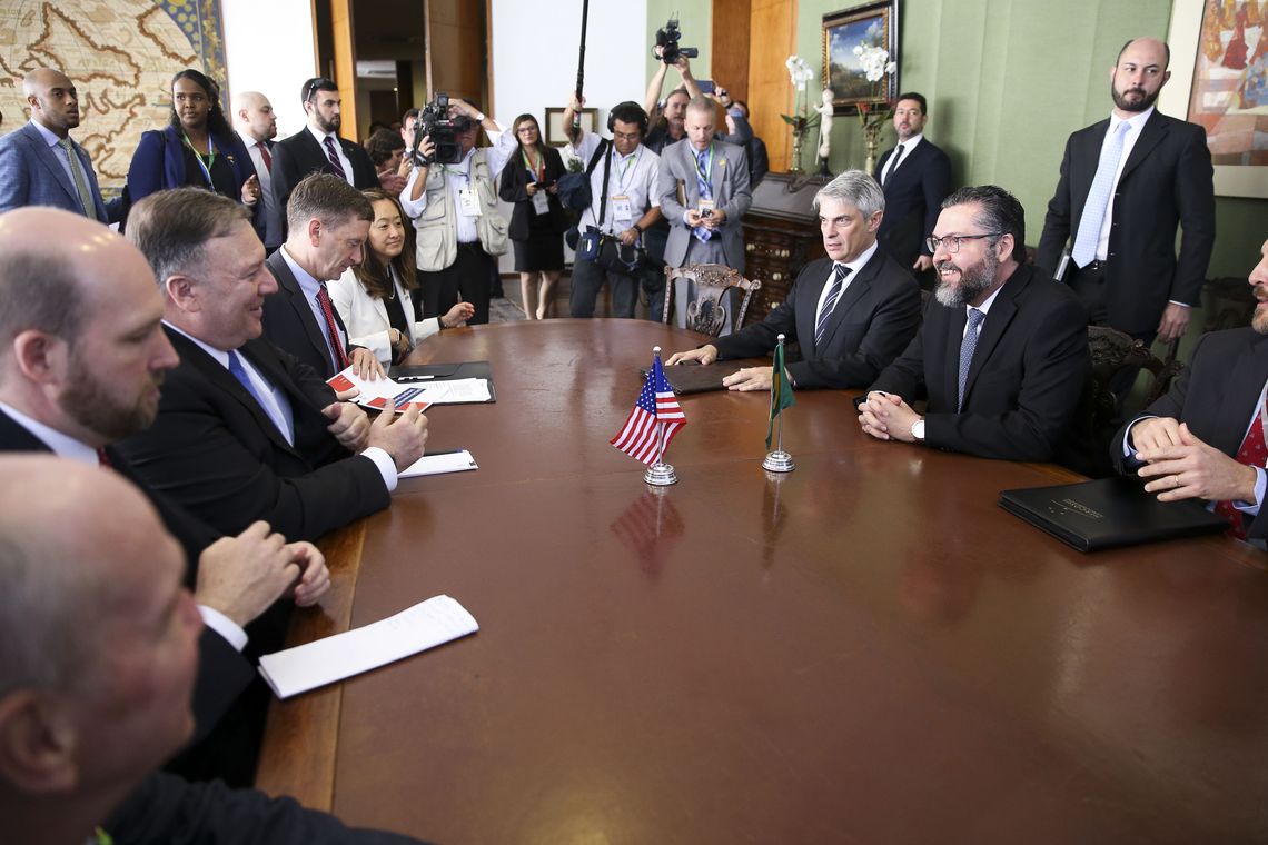 Marcelo Camargo/Agência Brasil O novo chanceler brasileiro, Ernesto Araújo, e o secretário de Estado dos Estados Unidos, Mike Pompeo, durante entrevista coletiva no Palácio do Itamaraty.