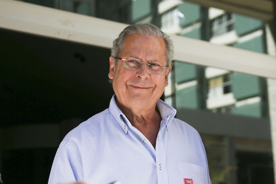 O ex-ministro José Dirceu deixa o Fórum Professor Júlio Fabbrini Mirabete, do Tribunal de Justiça do DF.