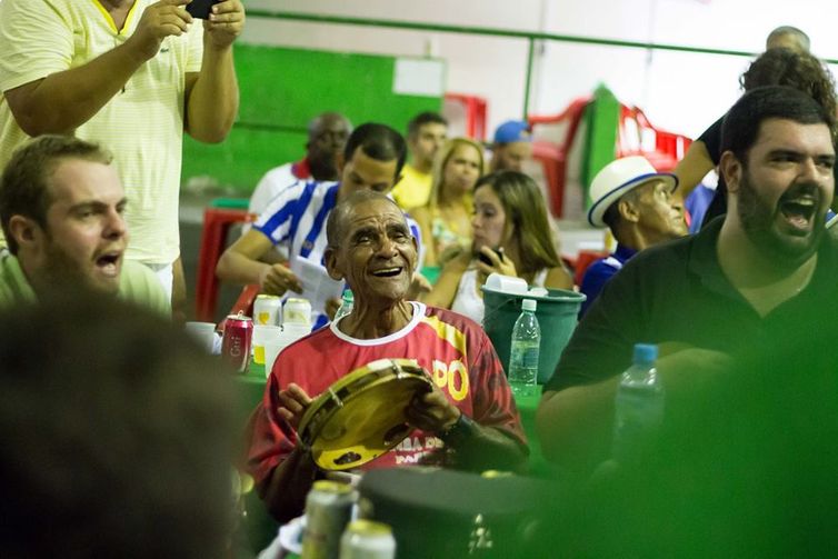 Agrupamentos de samba juntam mÃºsicos de novas geraÃ§Ãµes com a velha guarda. Na foto, o sambista Binha do Salgueiro toca com o GlÃ³ria ao Samba.