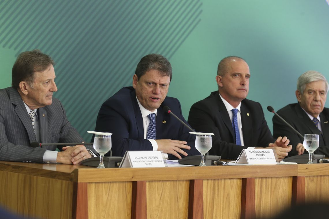 Antonio Cruz/Agência Brasil Os ministros da Secretaria-Geral, Floriano Peixoto, da Infraestrutura, Tarcísio Gomes de Freitas, da Casa Civil, Onyx Lorenzoni, e do GSI, General Augusto Heleno, anunciam medidas para atender o setor de transporte de cargas do país.