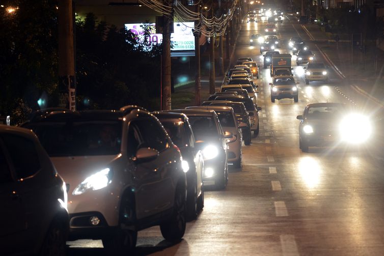 População faz fila nos postos de Brasília; combustível começa a faltar