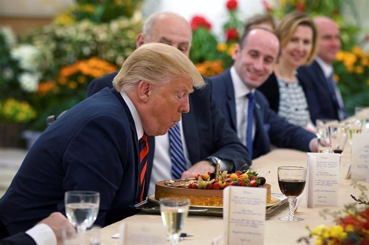 O presidente norte-americano está em Cingapura para um encontro com o líder norte-coreano Kim Jon un. Ele faz aniversário na quarta-feira e ganhou um bolo/MCI Cingapura/EFE/direitos reservados O presidente norte-americano está em Cingapura para um encontro com o líder norte-coreano Kim Jon un. Ele faz aniversário na quarta-feira e ganhou um bolo