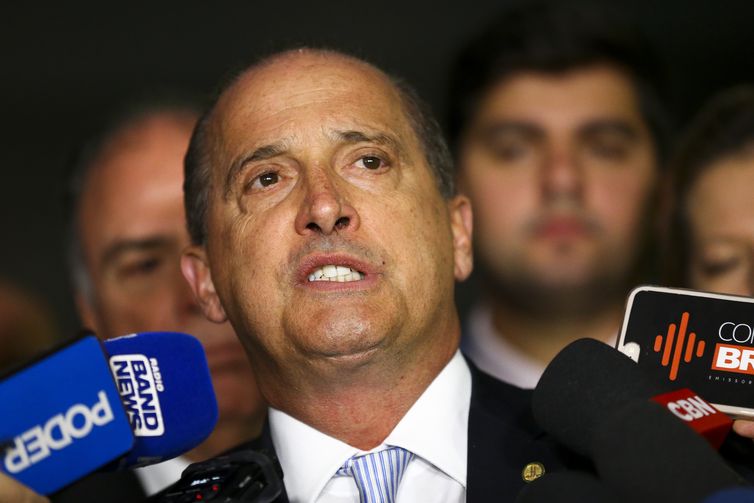 O ministro da Casa Civil, Onyx Lorenzoni, fala após reunião com os presidentes do Senado, Davi Alcolumbre, da Câmara, Rodrigo Maia, o líder do governo no Senado, Fernando Bezerra e a líder do governo no Congresso, Joice Hasselmann.