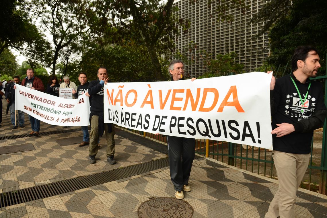 Rovena Rosa/Agência Brasil São Paulo - Manifestação de pesquisadores científicos em frente à Alesp contra o Projeto de Lei 328/2016, do governador Geraldo Alckmin, que autoriza a venda de imóveis do Estado (Rovena Rosa/Agência Brasil)