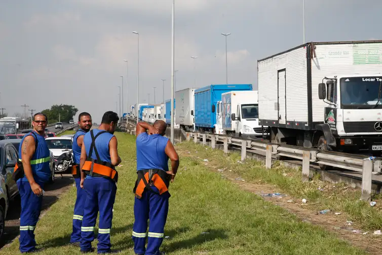 Paralisação dos caminhoneiros na Rodovia Presidente Dutra, no Rio de Janeiro.