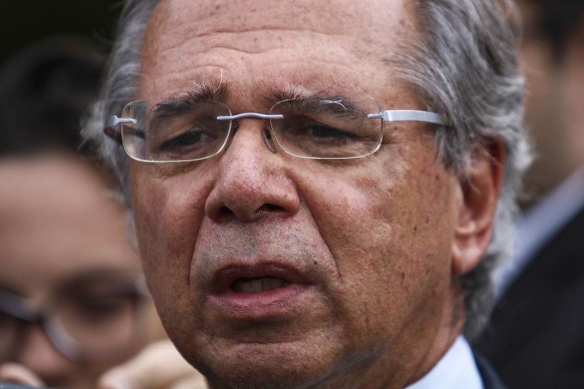 Fabio Rodrigues Pozzebom/Agência Brasil O ministro da Economia, Paulo Guedes, fala à imprensa após se reunir com presidente do Senado, Davi Alcolumbre, na residência oficial da Presidência do Senado.