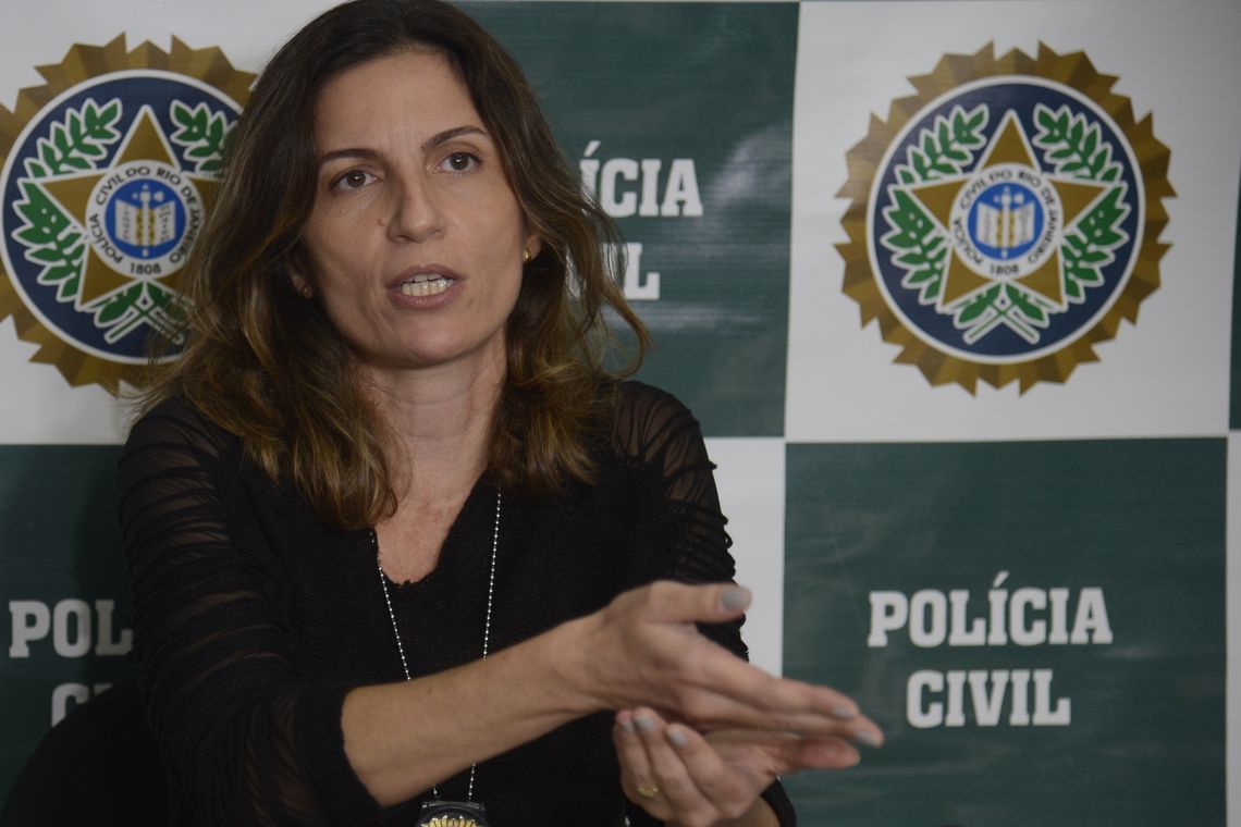 A delegada Bárbara Lomba, da Delegacia de Homicídios de Niterói, São Gonçalo e Itaboraí (DHNSGI), fala à imprensa, sobre o fim da primeira fase da investigação da morte do pastor Anderson do Carmo de Souza, marido da deputada federal Flordelis