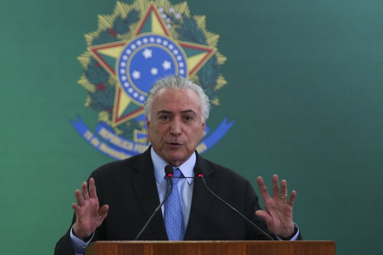 O presidente Michel Temer dá posse ao novo presidente da Embrapa, Sebastião Barbosa, no Palácio do Planalto.
