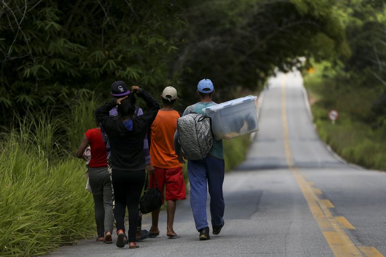 Grupo de imigrantes venezuelanos percorre a pé o trecho de 215 km entre as cidades de Pacaraima e Boa Vista.