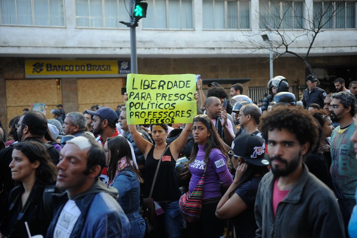 Tomaz Silva/Agência Brasil Protesto contra a Copa do Mundo na Praça Saens Peña. Os manifestantes pretendiam seguir em direção ao Estádio Maracanã, mas foram impedidos por um forte esquema de segurança (Tomaz Silva/Agência Brasil)
