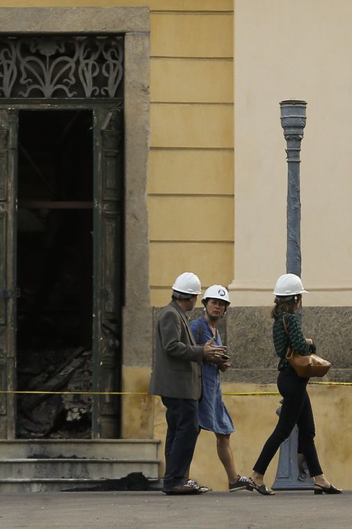 Fernando Frazão/Agência Brasil A chefe da missão da Unesco, Cristina Menegazzi (de vestido), chega para avaliar o resgate nos escombros e reconstrução do patrimônio no Museu Nacional do Rio de Janeiro, após o incêndio.
