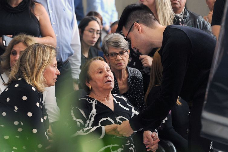 Mãe de Gugu, Maria do Céu é consolada por Luiz Bacci