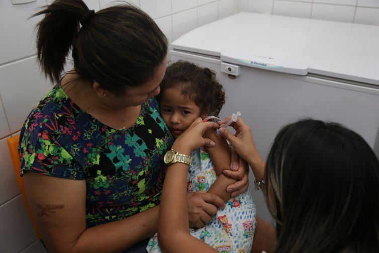 Campanha nacional de vacinação contra a gripe no Distrito Federal. Foto: Maria José da Silva 45 anos e sua filha Ana Clara de 3 Anos