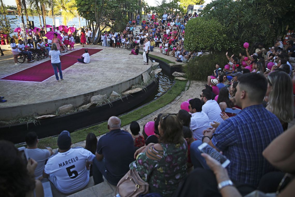 José Cruz/Agência Brasil Brasília - Mulheres com câncer de mama participam de desfile como parte das atividades do Outubro Rosa, mês de conscientização sobre a doença (José Cruz/Agência Brasil)