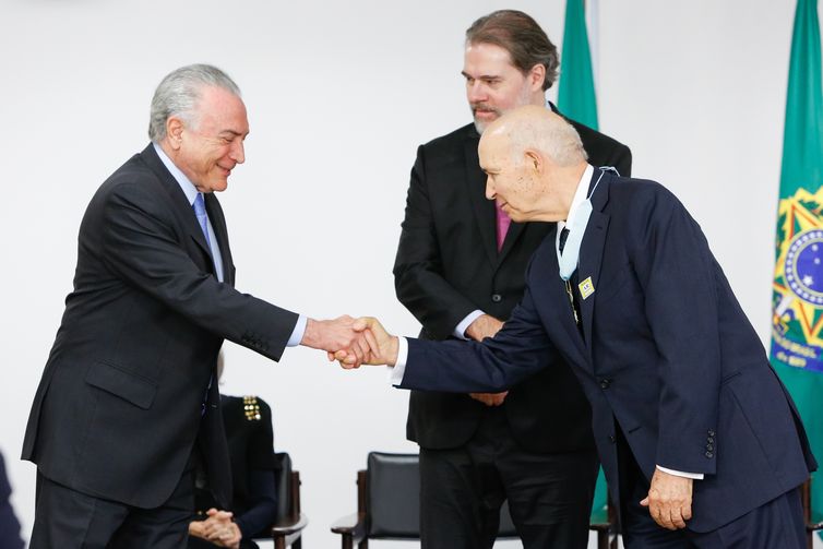 Alan Santos/PR/Agência Brasil Presidente da República, Michel Temer, cumprimenta o professor José Gomes Canotilho