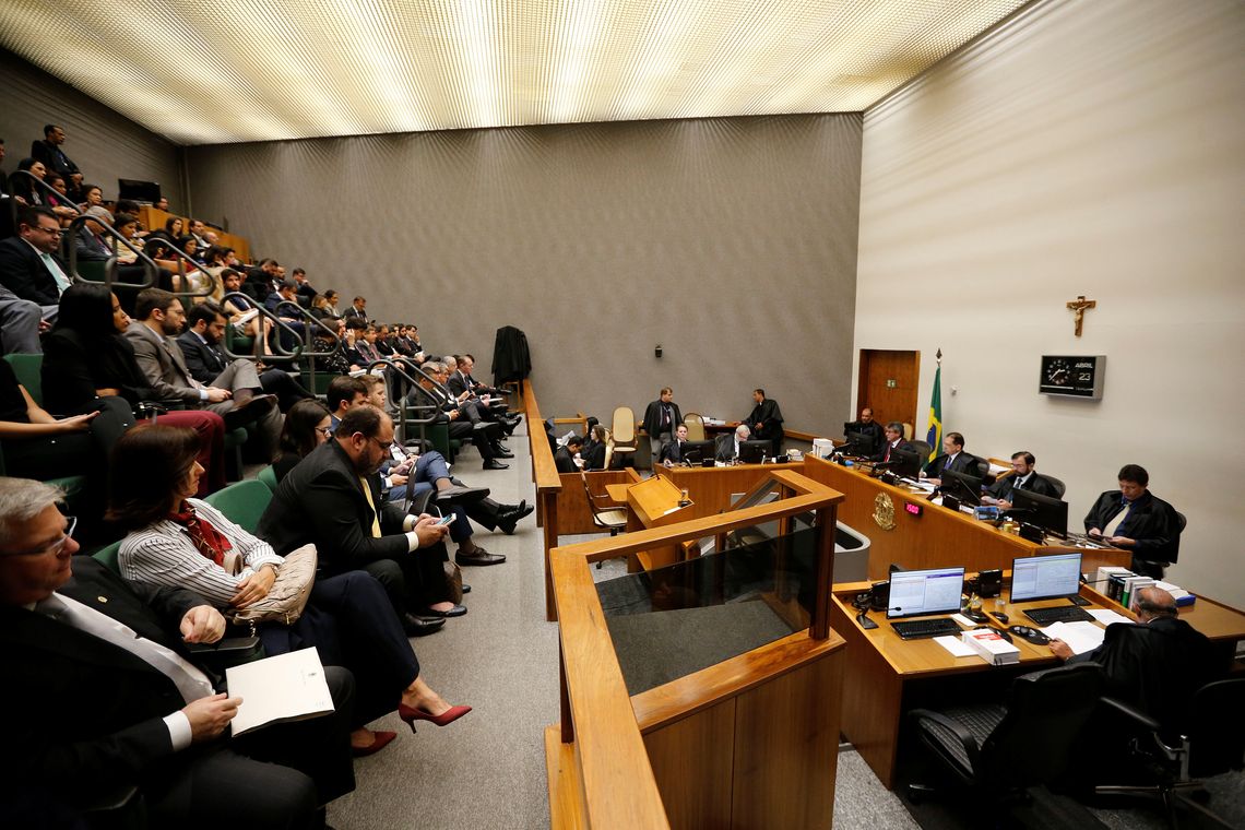 Superior Tribunal de JustiÃ§al durante sessÃ£o para julgar o apelo do ex-presidente Luiz InÃ¡cio Lula da Silva, em BrasÃ­lia.